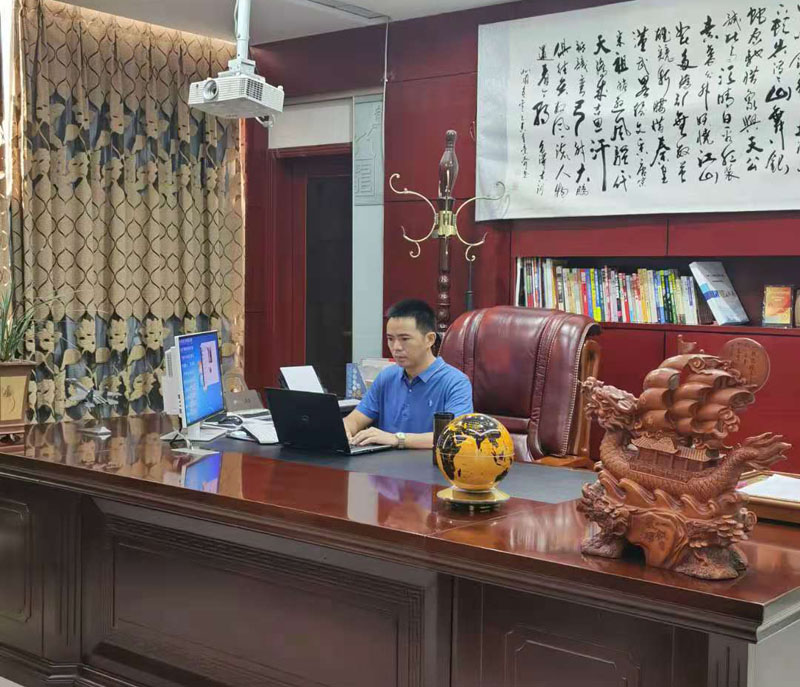 董事长  刘青松1111.jpg